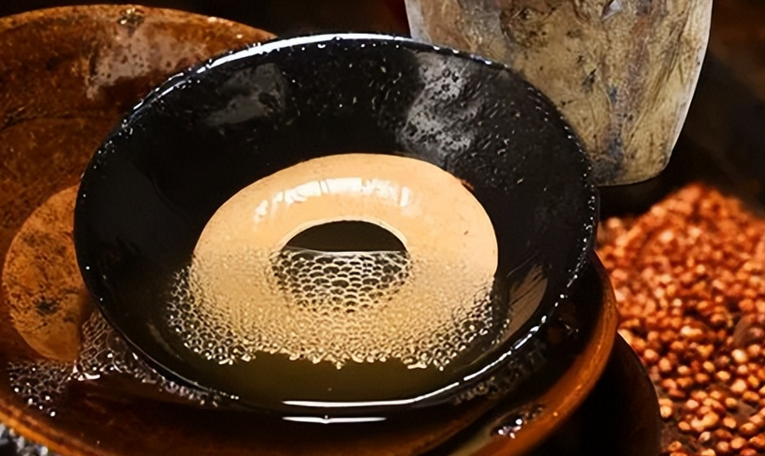 优质的酱香型白酒为什么是微黄色的?